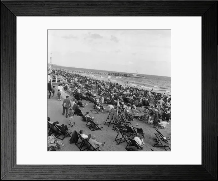 Framed Print : Holiday scenes in Bournemouth, Dorset. 5th August 1961