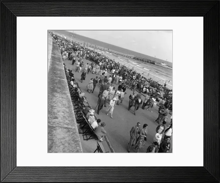 Framed Print : Holiday scenes in Bournemouth, Dorset. 5th August 1961 Framed Print : Holiday scenes in Bournemouth, Dorset. 5th August 1961