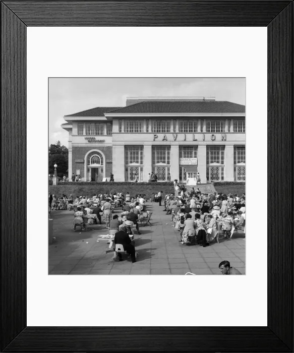 Framed Print : Holiday scenes in Bournemouth, Dorset. 5th August 1961