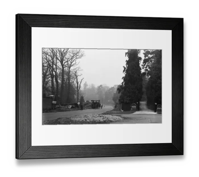 Framed Print : Oxford Road being widen between Beaconsfield and Gerrards Cross near the Bull Hotel Circa