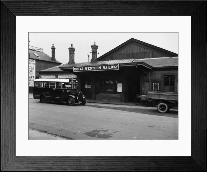 Framed Print : A number 506 bus to Staines waits outside Vine Street Station in Uxbridge, London Framed Print : A number 506 bus to Staines waits outside Vine Street Station in Uxbridge, London