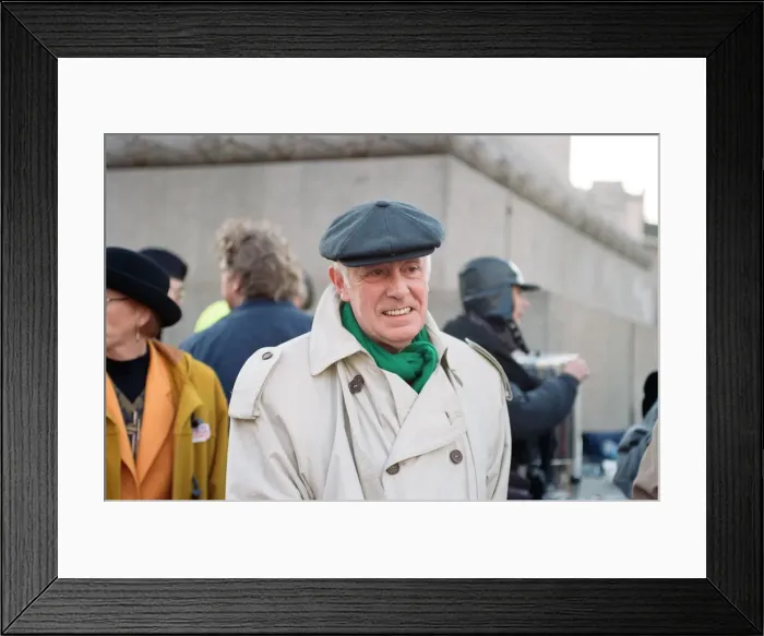 Framed Print : Actor Richard Wilson at an NHS demonstration in Trafalgar Square. 20th November 1993 Framed Print : Actor Richard Wilson at an NHS demonstration in Trafalgar Square. 20th November 1993