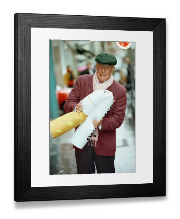 Framed Print : Actor Richard Wilson with the no smoking message. 26th February 1993