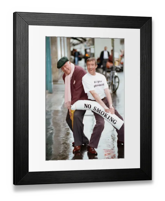 Framed Print : Actor Richard Wilson and Roy Castle with the no smoking message. 26th February 1993 Framed Print : Actor Richard Wilson and Roy Castle with the no smoking message. 26th February 1993