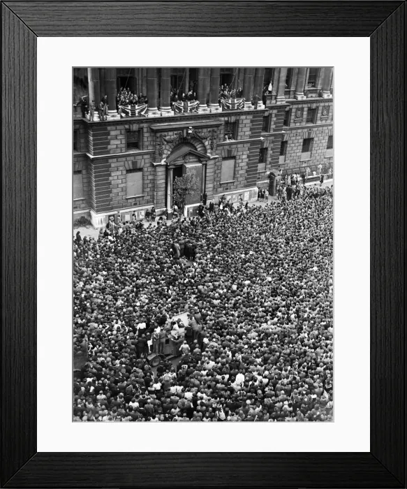 Framed Print : VE Day celebrations in London at the end of the Second World War Framed Print : VE Day celebrations in London at the end of the Second World War