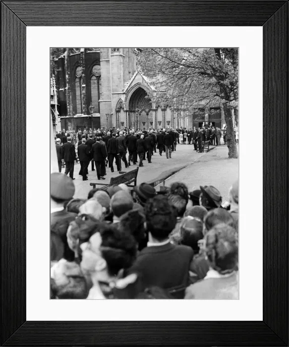 Framed Print : VE Day celebrations in London at the end of the Second World War Framed Print : VE Day celebrations in London at the end of the Second World War
