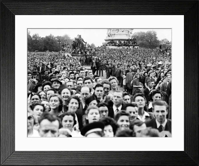 Framed Print : VE Day celebrations in London at the end of the Second World War Framed Print : VE Day celebrations in London at the end of the Second World War