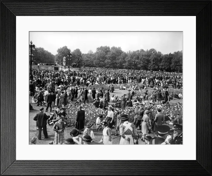 Framed Print : VE Day celebrations in London at the end of the Second World War Framed Print : VE Day celebrations in London at the end of the Second World War