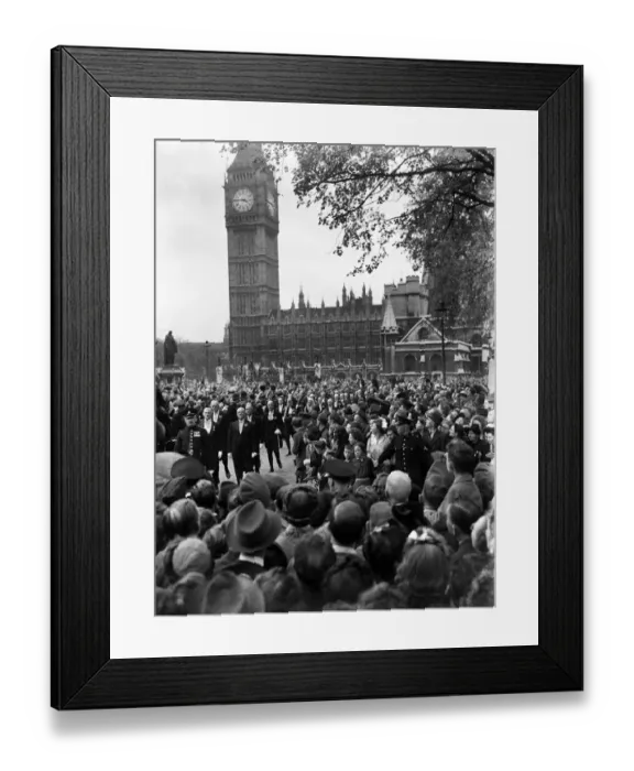 Framed Print : VE Day celebrations in London at the end of the Second World War Framed Print : VE Day celebrations in London at the end of the Second World War