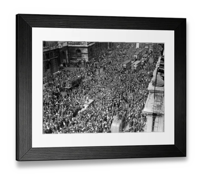 Framed Print : VE Day celebrations in London at the end of the Second World War Framed Print : VE Day celebrations in London at the end of the Second World War