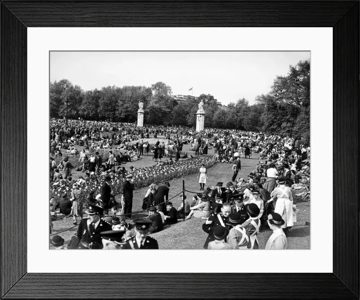 Framed Print : VE Day celebrations in London at the end of the Second World War Framed Print : VE Day celebrations in London at the end of the Second World War