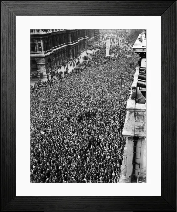 Framed Print : VE Day celebrations in London at the end of the Second World War Framed Print : VE Day celebrations in London at the end of the Second World War