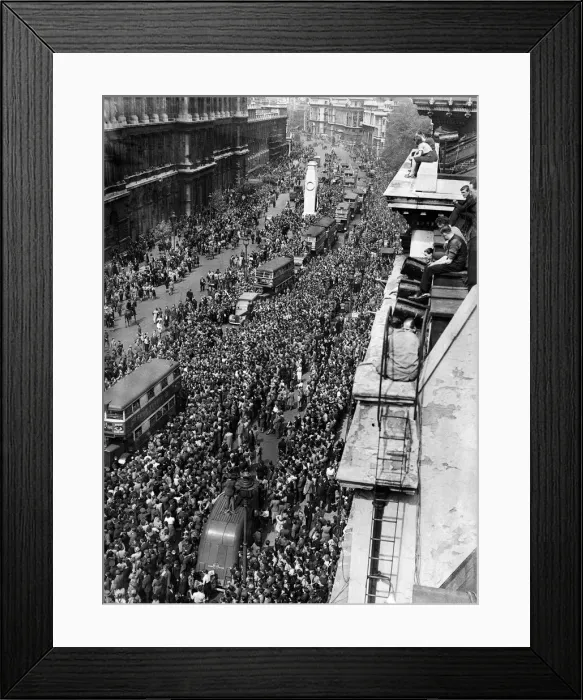 Framed Print : VE Day celebrations in London at the end of the Second World War Framed Print : VE Day celebrations in London at the end of the Second World War
