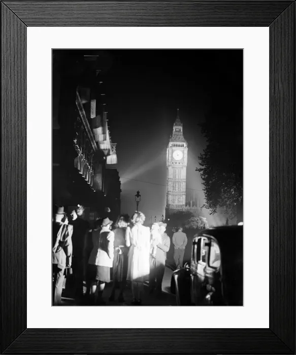 Framed Print : VE Day celebrations in London at the end of the Second World War Framed Print : VE Day celebrations in London at the end of the Second World War