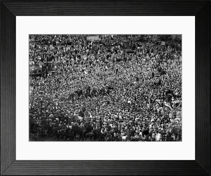 Framed Print : VE Day celebrations in London at the end of the Second World War Framed Print : VE Day celebrations in London at the end of the Second World War