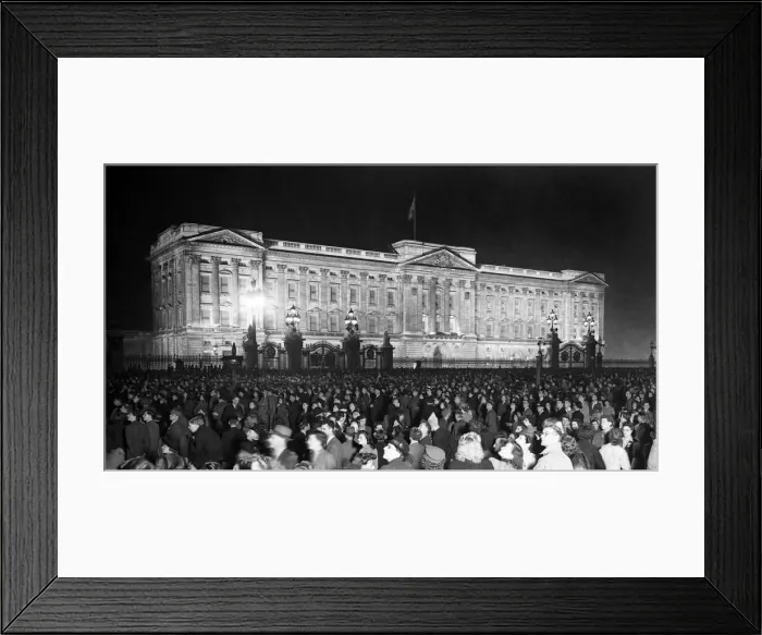 Framed Print : VE Day celebrations in London at the end of the Second World War Framed Print : VE Day celebrations in London at the end of the Second World War