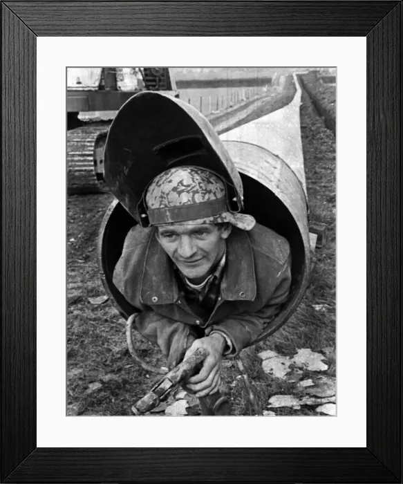 Framed Print : Lou Morris, The Human Pipe Cleaner, 6th November 1969. Lou pushes his 5ft 2in frame along Framed Print : Lou Morris, The Human Pipe Cleaner, 6th November 1969. Lou pushes his 5ft 2in frame along