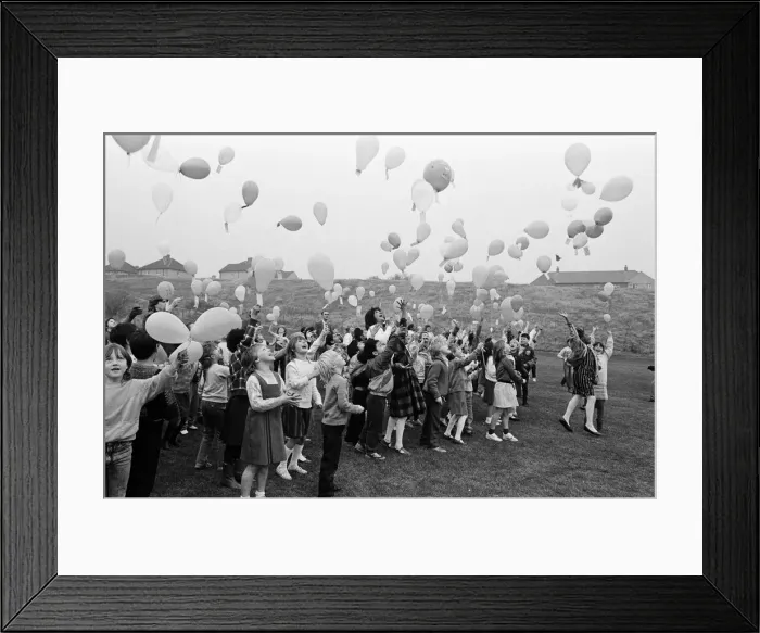 Framed Print : Up, up and away go nearly 200 balloons, both large and small