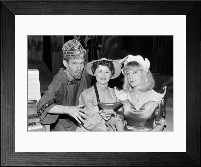 Framed Print : Pantomime rehearsals for Aladdin. Teesside, December 1985 Framed Print : Pantomime rehearsals for Aladdin. Teesside, December 1985