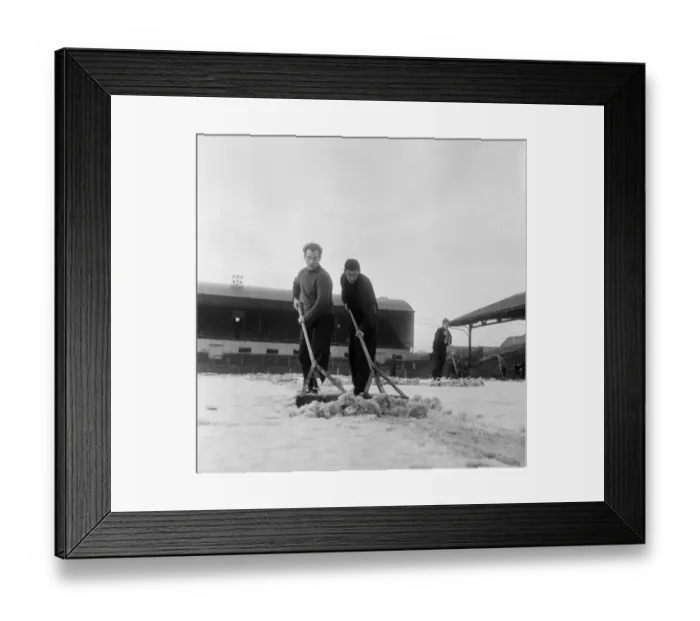 Framed Print : Manager Joe Harvey and players, clear snow from pitch at St James Park