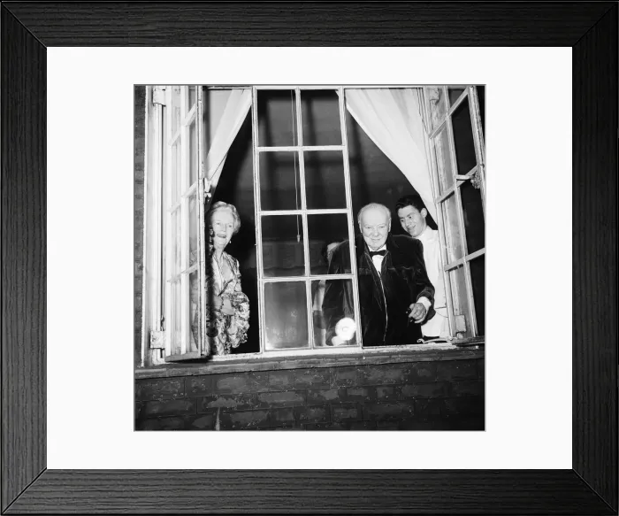 Framed Print : Winston Churchill acknowledges the crowd gathered below his window at his home in Hyde