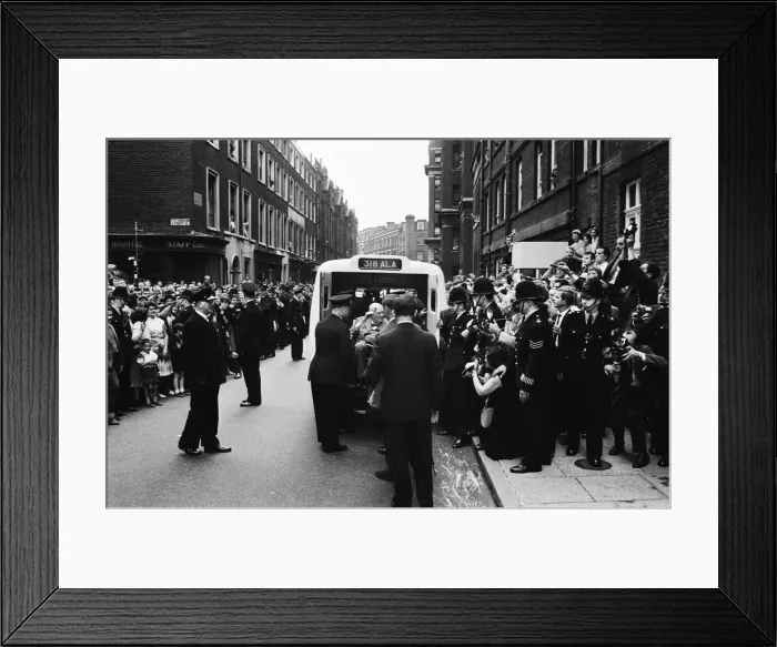 Framed Print : Winston Churchill pictured leaving Middlesex hospital. 23rd August 1962