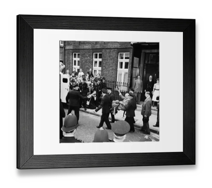Framed Print : Winston Churchill pictured leaving Middlesex hospital. 23rd August 1962