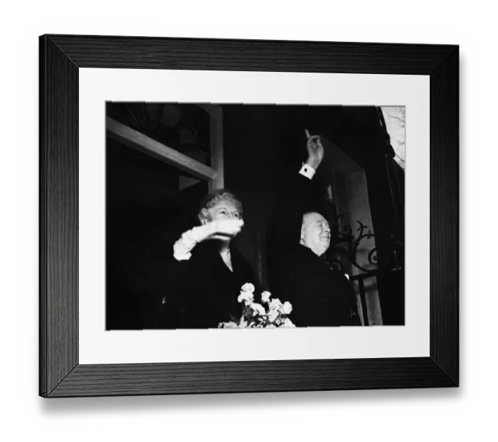 Framed Print : Prime Minister Winston Churchill leaves Number 10 Downing Street Framed Print : Prime Minister Winston Churchill leaves Number 10 Downing Street