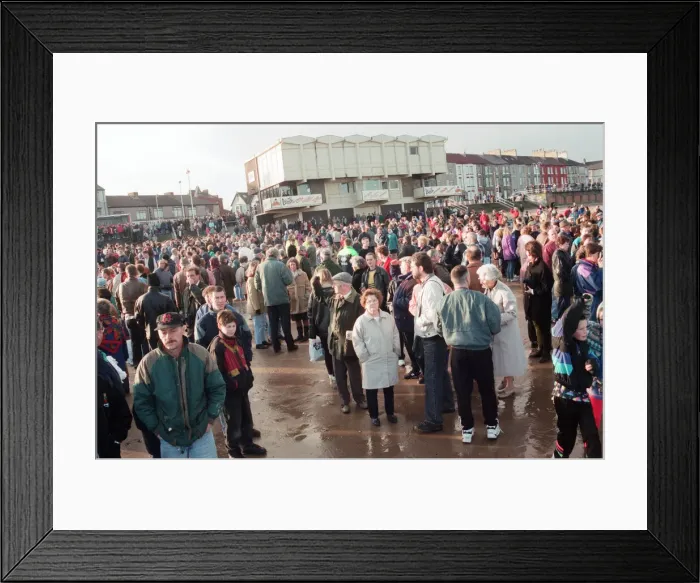 Framed Print : Boxing Day Dip in Redcar, 26th December 1994 Framed Print : Boxing Day Dip in Redcar, 26th December 1994