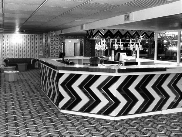 The cocktail bar at the Pink Parrot nightclub, Coventry. 8th September 1987