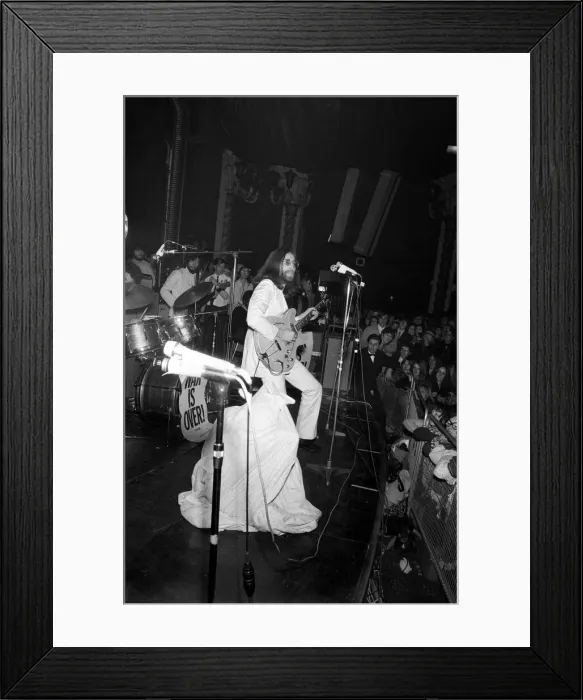 Framed Print : John Lennon and Yoko Ono on stage at the Lyceum. John was playing live for