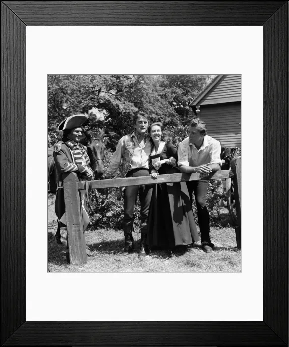 Framed Print : Laurence Olivier, Kirk Douglas, Janette Scott and Burt Lancaster on the set of Framed Print : Laurence Olivier, Kirk Douglas, Janette Scott and Burt Lancaster on the set of