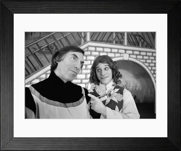 Framed Print : Aladdin, Pantomime, Photo-call, Birmingham Hippodrome, 20th December 1974. Larry Grayson