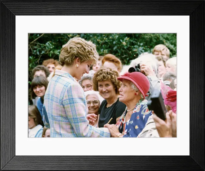 Framed Print : Princess Diana, North East visit to Relate Charity. 5th August 1992 Framed Print : Princess Diana, North East visit to Relate Charity. 5th August 1992