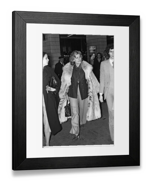 Framed Print : BPM MEDIA FILER Lauren Bacall arrives in Birmingham to to promote her new