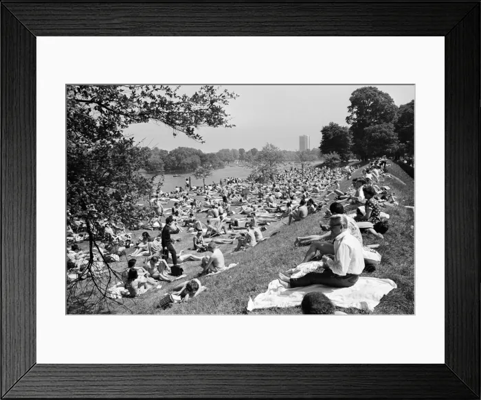 Framed Print : Holiday scenes in Brighton, East Sussex on the Whitsun bank holiday. 15th May 1964 Framed Print : Holiday scenes in Brighton, East Sussex on the Whitsun bank holiday. 15th May 1964