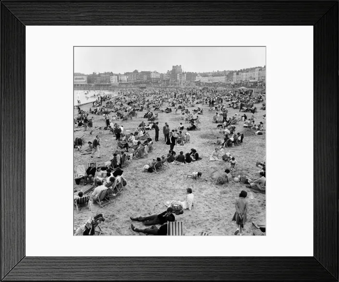 Framed Print : Holiday scenes in Margate, Kent. August 1963 Framed Print : Holiday scenes in Margate, Kent. August 1963