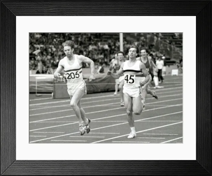 Framed Print : david Jenkins left storms over to a 400 metre win over his old rival Fons Brijdenbach Framed Print : david Jenkins left storms over to a 400 metre win over his old rival Fons Brijdenbach