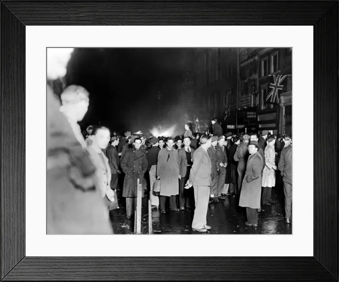 Framed Print : VE Day celebrations in London at the end of the Second World War Framed Print : VE Day celebrations in London at the end of the Second World War