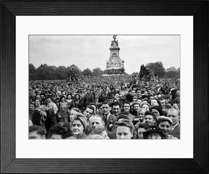 Framed Print : VE Day celebrations in London at the end of the Second World War Framed Print : VE Day celebrations in London at the end of the Second World War