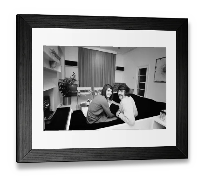 Framed Print : Sandie Shaw with her husband Jeff Banks at their home in Blackheath, South-East London Framed Print : Sandie Shaw with her husband Jeff Banks at their home in Blackheath, South-East London