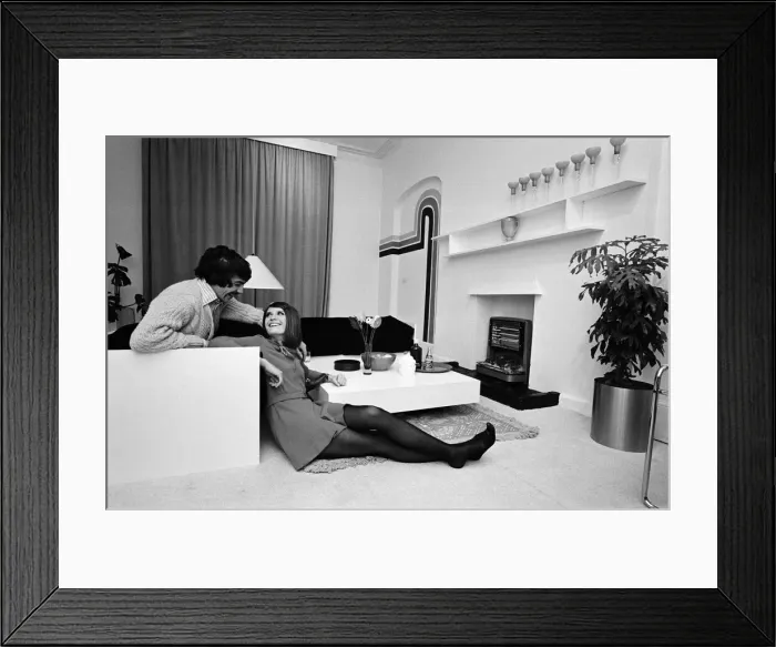 Framed Print : Sandie Shaw with her husband Jeff Banks at their home in Blackheath, South-East London Framed Print : Sandie Shaw with her husband Jeff Banks at their home in Blackheath, South-East London