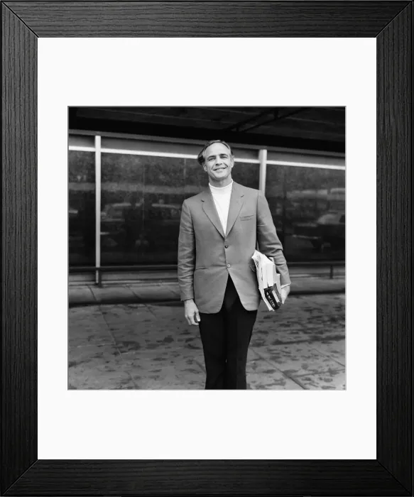 Framed Print : Marlon Brando, arrives in UK to attend UNICEF Conference Framed Print : Marlon Brando, arrives in UK to attend UNICEF Conference
