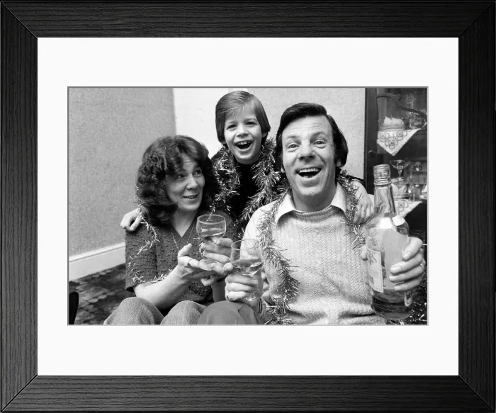 Framed Print : Mr Flynn and his family celebrating Hogmanay. Birmingham, 31st December 1982 Framed Print : Mr Flynn and his family celebrating Hogmanay. Birmingham, 31st December 1982