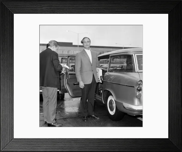 Framed Print : Marlon Brando, arrives in UK to attend UNICEF Conference Framed Print : Marlon Brando, arrives in UK to attend UNICEF Conference