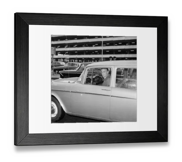 Framed Print : Marlon Brando, arrives in UK to attend UNICEF Conference