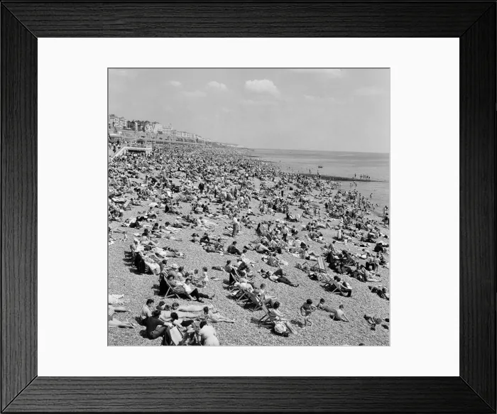 Framed Print : Holiday scenes in Brighton, East Sussex. 10th June 1962