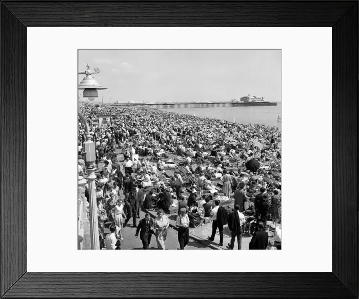 Framed Print : Holiday scenes in Brighton, East Sussex. 10th June 1962 Framed Print : Holiday scenes in Brighton, East Sussex. 10th June 1962