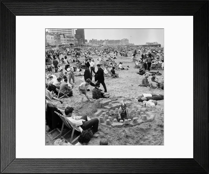 Framed Print : Holiday scenes in Margate, Kent. August 1963 Framed Print : Holiday scenes in Margate, Kent. August 1963