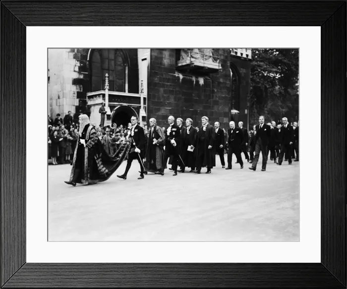 Framed Print : VJ Day Celebrations in London at the end of the Second World War Framed Print : VJ Day Celebrations in London at the end of the Second World War